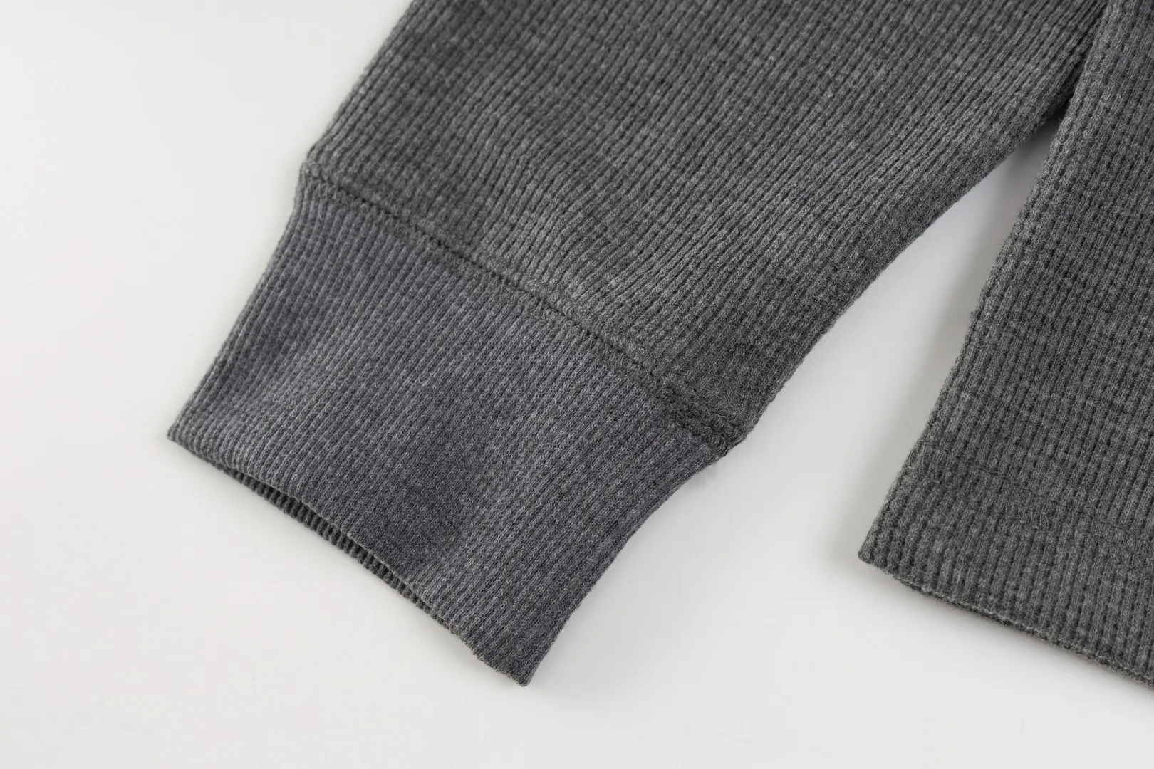 P196 #R79 Ralph Lauren/Ralph Lauren Waffle Henley Collar Open Button Sweater Exclusive Henry Collar Waffle Series Open Bust Sweater Exclusively customized with original grade waffle fabric, 100% cotton yarn imported machine-dyed weaving process, full texture, all collars, cuffs and hems are fixed and woven threads, full of high-quality quality, can be worn alone or matched, classic hot style Color Navy Blue Dark Gray Black White SIZE: S M L XL Shoulder width: 51.5/53/54.5/56 Bust: 108/112/116/120 Sleeve length: 60/61/62/63 Clothing length: 66.5/68/69.5/71